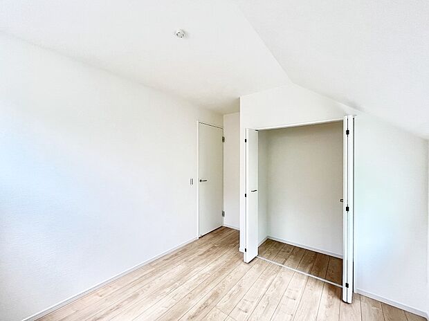 ◆1号棟◆～Bed Room～　子供部屋はお子様にとって大変重な役割があります。子供一人で過ごす空間を与えることで、宿題や勉強時間も自然と増えまた自ら部屋の片付けや掃除なども促すことに繋がります。