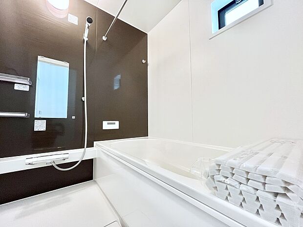 ◆1号棟◆~Bath Room~ 窓付きのバスルームは、採光もあり明るく気持ちの良い空間です。窓があることで、換気環境も良好。ゆったり寛げるバスルームで、毎日のバスタイムが楽しみになりそうです。