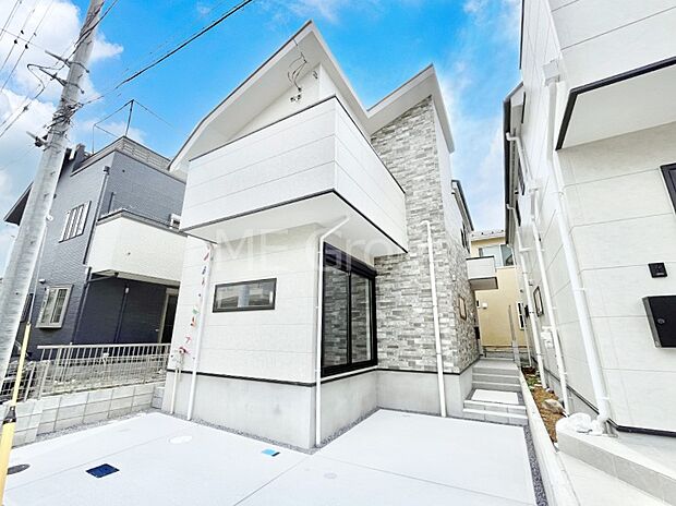 ◆1号棟◆～Exterior～　一戸建ての大きなメリットは、自分達の「土地」を「自由に」使える事です。ガーデニングやＤＩＹ，車やバイクの趣味など様々な用途で利用できます。