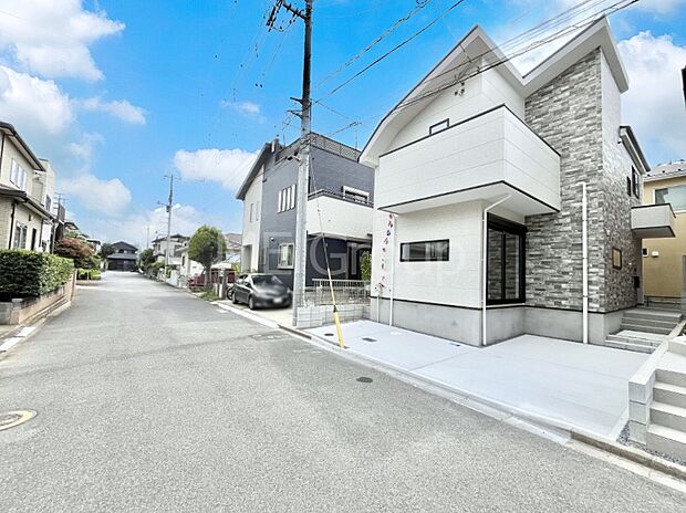 ～Exterior～　前面道路： 北西 5.9m 公道　閑静な住宅地をはしる車通りの少ない道路。駐車の出し入れもらくらくです！ご不明点・現地見学のご希望は、お気軽にお問い合わせください！