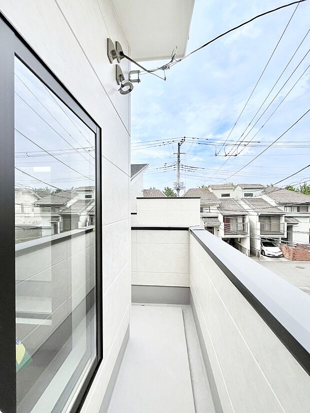 ◆1号棟◆~Balcony~ 大きな空に囲まれた気持ちのいい家。 バルコニーを覗くだけで圧倒的な開放感に包まれます。 バルコニーは陽がさしこみお布団や洗濯物を気持ちよく干すことができます。
