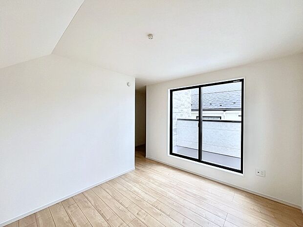 ◆1号棟◆~Bed Room~ 「今日も一日お疲れ様」とご夫婦でゆったりくつろげる寝室。 毎日の家事やお仕事に疲れた日はフカフカのベットで癒されてください。本棚をおいても快適な広さが自慢♪