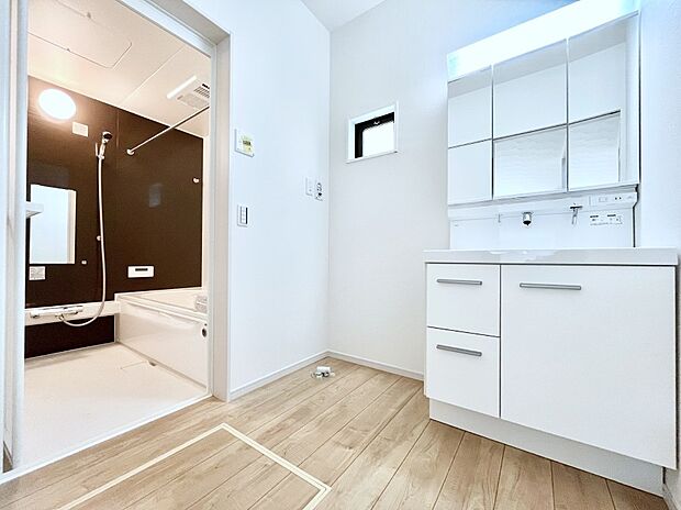 ◆1号棟◆～Dressing Room～　暗くなりがちな洗面所も窓があると採光と換気が可能なので気持ちよくお使い頂けます。三面鏡タイプの洗面台は鏡裏収納で散らかりがちな洗面所もスッキリ♪