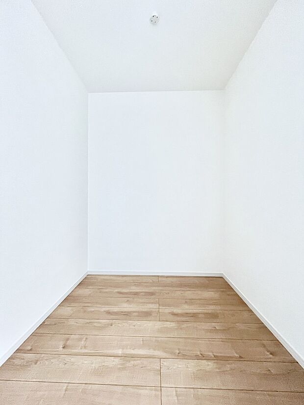 ◆1号棟◆～Walk-in Closet～　たくさんの洋服をかけてもシワになりにくいウォークインクローゼット。洋服以外にも、普段使わない家電やスーツケース、ストック品など何でも片付く嬉しい空間です。