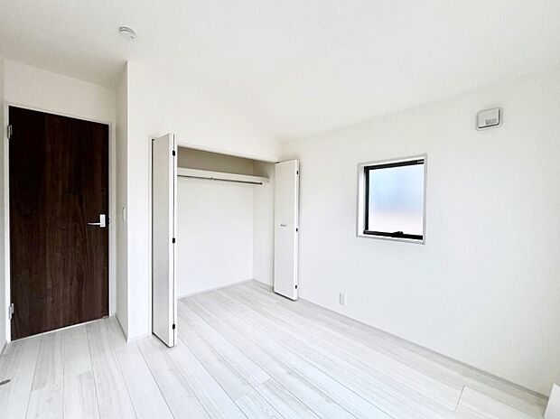 ~Bed Room~ 全居室には収納クローゼットを完備!普段使いのお洋服や小物はもちろん、季節物のお洋服などもしっかりと整理整頓おしまい頂けます。 居室空間を広く使用できますね。