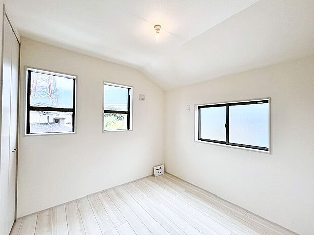 ~Bed Room~ 子供部屋はお子様にとって大変重な役割があります。子供一人で過ごす空間を与えることで、宿題や勉強時間も自然と増えまた自ら部屋の片付けや掃除なども促すことに繋がります。