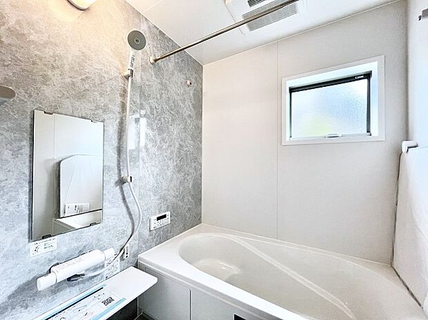 ~Bath Room~ ゆったりと足を伸ばして入浴することが可能!一日の疲れを癒す貴重なバスタイムです。お子様とご一緒でも十分な広さなので、リビングとは違った家族団欒のひと時をお楽しみいただけます。