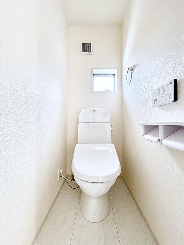 ～Toilet～　綺麗・スッキリ・快適なウォシュレット付トイレでくつろげる空間です。トイレは毎日使わざるを得ないもの。いつも清潔を保ちたいですね。トイレが2ヶ所あるので朝の混雑時に便利です！