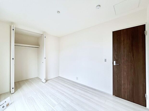 洋室のクローゼット。奥行きがあるので厚手の衣類もすっきり収まります。