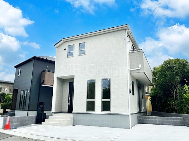 ~Exterior~ 堂々たる趣ながら、主張し過ぎずどこか余裕を感じさせるシャープなフォルムで佇む邸宅は、晴天の空と照らし合わせる事で、本来あるべき完成形の姿を見せてくれます。