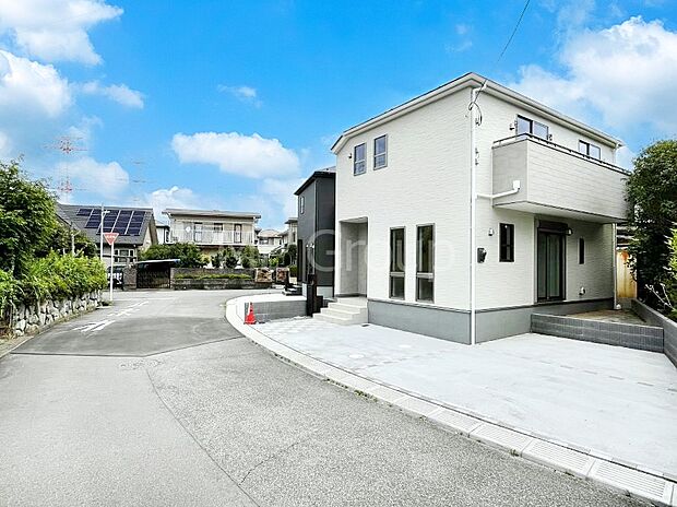 ~Exterior~ 前面道路は閑静な住宅地をはしる車通りの少ない道路。駐車の出し入れもらくらくです!ご不明点・現地見学のご希望は、お気軽にお問い合わせください!