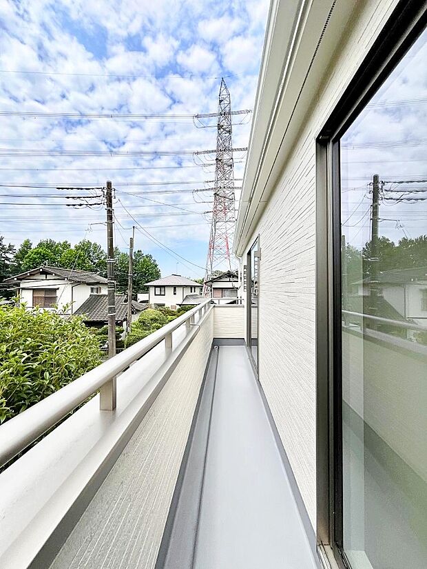~Balcony~ 南向きのバルコニーの前には雲以外に太陽を遮るものがありません。お洗濯物も乾きやすく、何より明るく気持ちのいい光が入ってきます。使いやすく開放的なバルコニーです♪