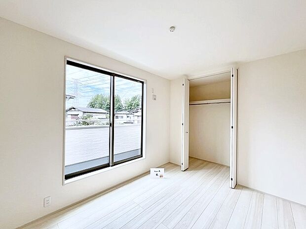 ~Bed Room~ 部屋数が多いのが戸建てのメリットです。ご家族が増えたことで手狭に感じていた住まいも戸建てでは各居室プライバシーを保つことができます。住まいにゆとりが生まれ心もリラックスできます♪