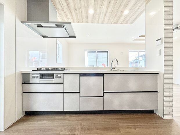 ～Kitchen～　会話が弾むリビング、料理が愉しくなるキッチン。家は、ただ生活する場ではなく、暮らしを愉しく、快適にする場所。笑顔の毎日、安らぎの日々のために、最新の設備・仕様を採用。