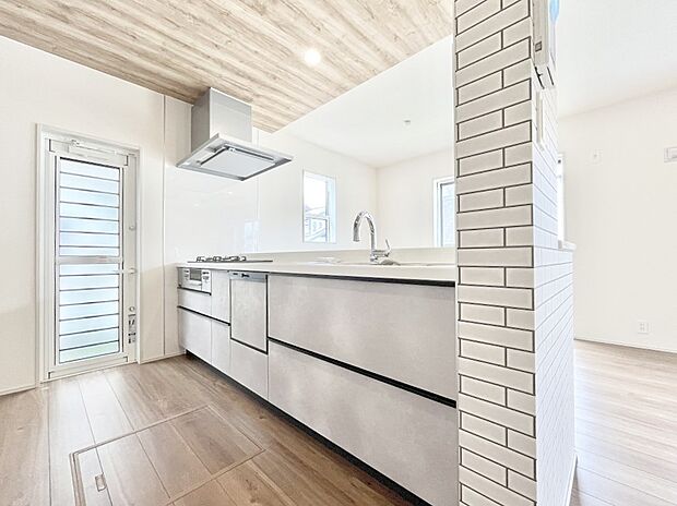 ~Kitchen~ 自然光が入る窓のあるキッチン☆毎日使う場所だからこそ、使い勝手を考慮しました。ゆったりとしたキッチンコーナーは質感豊かな仕上がりとなっております。