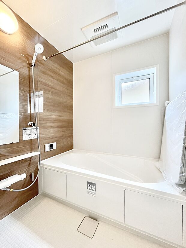 ~Bath Room~ ゆったりと足を伸ばして入浴することが可能!一日の疲れを癒す貴重なバスタイムです。お子様とご一緒でも十分な広さなので、リビングとは違った家族団欒のひと時をお楽しみいただけます。