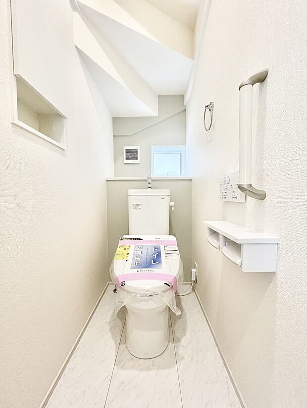 ～Toilet～　綺麗・スッキリ・快適なウォシュレット付トイレでくつろげる空間です。1、2階共にトイレスペース！採光もあり明るく、快適空間となっております♪毎日使う場所だからこその配慮です！