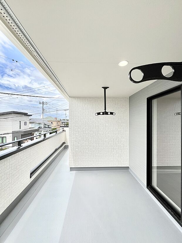 ～Balcony～　南向きのバルコニーの前には雲以外に太陽を遮るものがありません。お洗濯物も乾きやすく、何より明るく気持ちのいい光が入ってきます。使いやすく開放的なバルコニーです♪