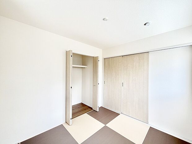 ～Japanese Room～　LDK隣接の和室は、アイロンがけなど奥様の家事スペースとして、また小さなお子様のいるご家庭ではお昼寝やおむつ替えの場としてご活用いただけます。