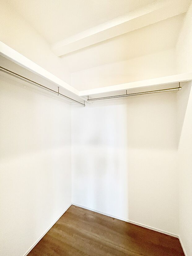 ～Walk-in Closet～　必要なものやコーディネートを一覧して確認でき、身支度や準備が短時間で済むウォークインクローゼットを設置しました。家の中をすっきりとさせる便利な収納スペースです。