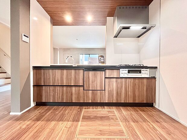 ～Kitchen～　会話が弾むリビング、料理が愉しくなるキッチン。家は、ただ生活する場ではなく、暮らしを愉しく、快適にする場所。笑顔の毎日、安らぎの日々のために、最新の設備・仕様を採用。