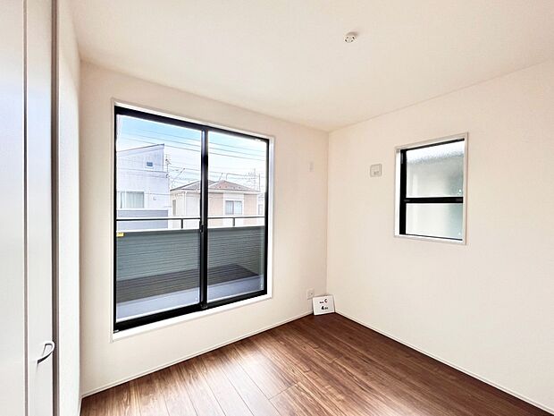 ~Bed Room~ 2面採光を確保した明るい室内は、風通しも良く、大変居心地の良い空間となっております。爽やかな風を感じて起きる朝は、快適生活の始まりに!日当たりや通風がとても良い住まい♪