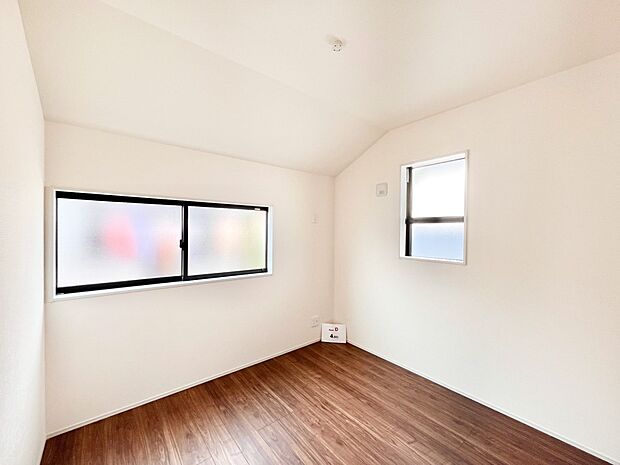 ~Bed Room~ 子供部屋はお子様にとって大変重な役割があります。子供一人で過ごす空間を与えることで、宿題や勉強時間も自然と増えまた自ら部屋の片付けや掃除なども促すことに繋がります。