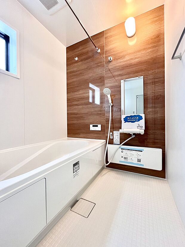 ~Bath Room~ 落ち着いた雰囲気の浴室で明日に向けてリフレッシュ。浴室乾燥機能も付いているので隣の洗濯機置き場で洗い上がった洗濯物を、雨の日も天気を気にせず乾燥させることも可能です。