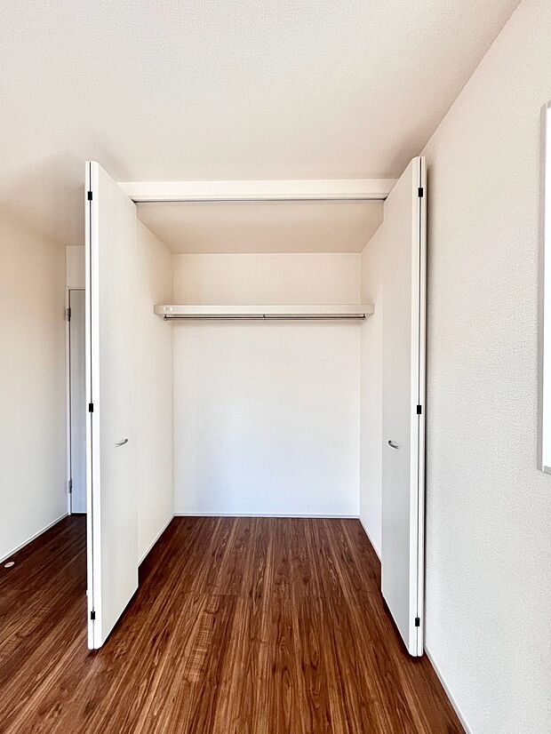 ~Closet~ 壁面クローゼットがあればタンスを置く必要がなく、出っ張りのないスッキリ空間を維持できます。限られたスペースを有効に活用できそう。季節の衣類や趣味の品などたっぷり収納出来ますね♪