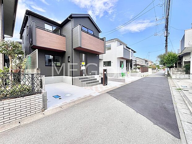 ~Exterior~ 前面道路:南 4m 公道 前面道路は閑静な住宅地をはしる車通りの少ない道路。駐車の出し入れもらくらくです!ご不明点・現地見学のご希望は、お気軽にお問い合わせください!