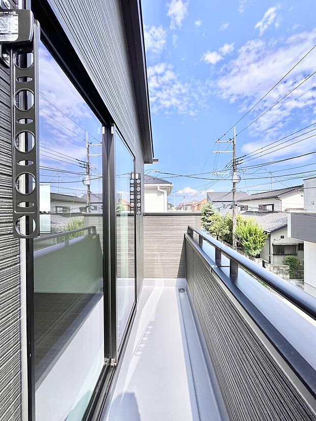 ~Balcony~ 南向きのバルコニーの前には雲以外に太陽を遮るものがありません。お洗濯物も乾きやすく、何より明るく気持ちのいい光が入ってきます。使いやすく開放的なバルコニーです♪