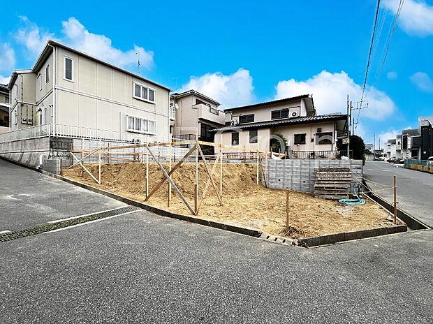 ~Exterior~ 角地により陽当り・風通し良好です。一戸建ての大きなメリットは、自分達の「土地」を「自由に」使える事です。ガーデニングやDIY,車やバイクの趣味など様々な用途で利用できます。