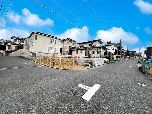 ~Exterior~ 前面道路は閑静な住宅地をはしる車通りの少ない道路。駐車の出し入れもらくらくです!ご不明点・現地見学のご希望は、お気軽にお問い合わせください!