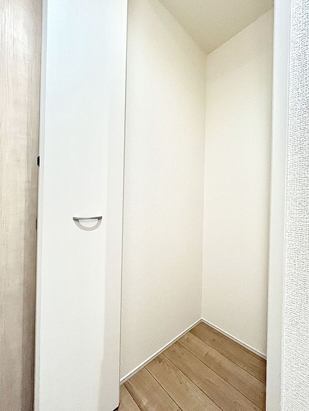 廊下収納。掃除道具や季節の小物を収納することができます。