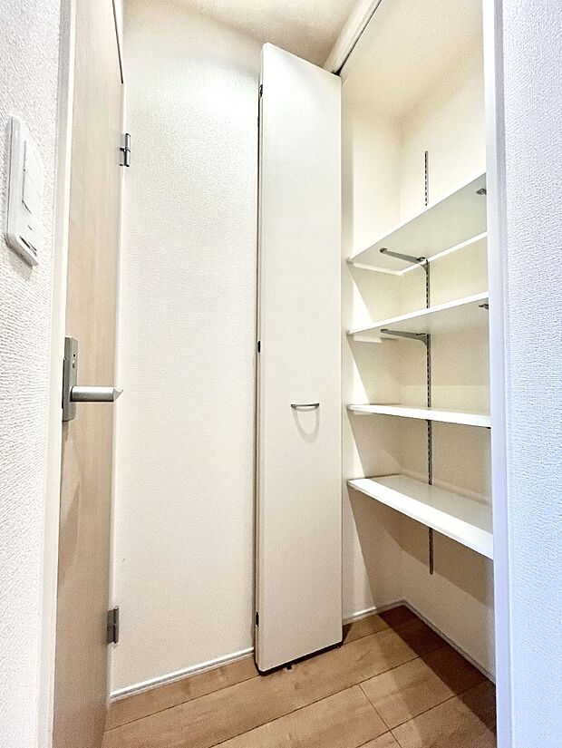 玄関ホール収納です。掃除道具やお出かけ用グッズの収納に便利です。