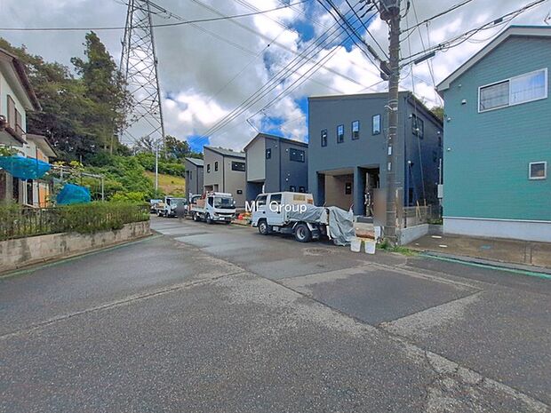 ~Exterior~ 前面道路:北東 5.9m 公道 前面道路は閑静な住宅地をはしる車通りの少ない道路。駐車の出し入れもらくらくです!ご不明点・現地見学のご希望は、お気軽にお問い合わせください!