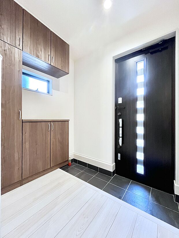 ◆3号棟◆~Entrance~ 家の中でお客様を迎える最初の場所である玄関は、家の印象そのものです!豊富な玄関収納で、常に綺麗に保つことが出来ます♪玄関にはたっぷり収納の下駄箱を完備!