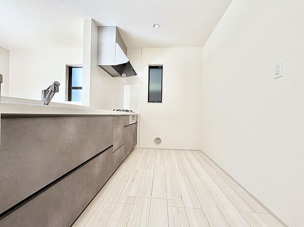 ◆3号棟◆~Kitchen~ 自然光が入る窓のあるキッチン☆毎日使う場所だからこそ、使い勝手を考慮しました。ゆったりとしたキッチンコーナーは質感豊かな仕上がりとなっております。