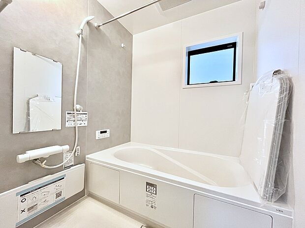 ◆3号棟◆~Bath Room~ 窓付きのバスルームは、採光もあり明るく気持ちの良い空間です。窓があることで、換気環境も良好。ゆったり寛げるバスルームで、毎日のバスタイムが楽しみになりそうです。