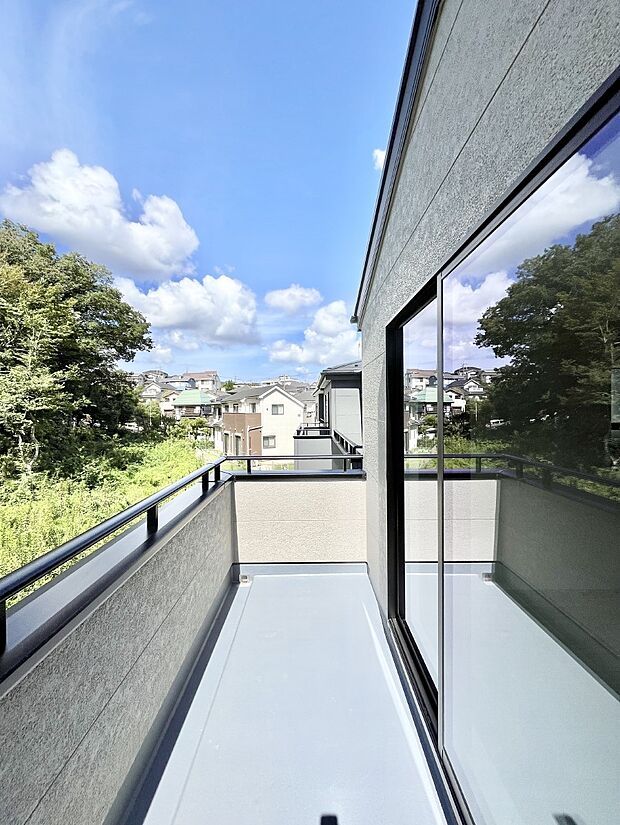 ◆3号棟◆~Balcony~ 南向きのバルコニーの前には雲以外に太陽を遮るものがありません。お洗濯物も乾きやすく、何より明るく気持ちのいい光が入ってきます。使いやすく開放的なバルコニーです♪