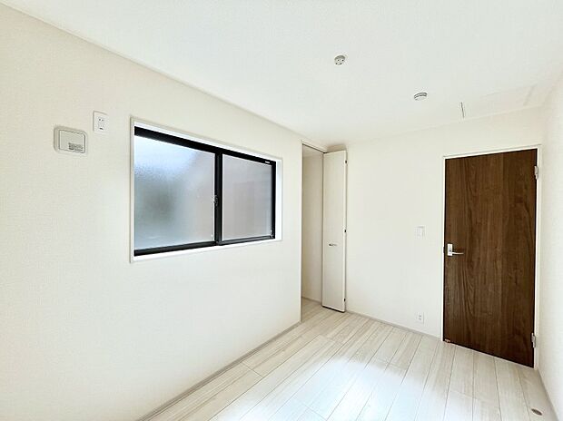 ◆3号棟◆~Bed Room~ マンションと違い部屋数が多いのが戸建てのメリットです。ご家族が増えたことで手狭に感じていた住まいも戸建てでは各居室プライバシーを保つことができます。
