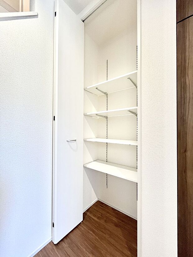 玄関ホール収納です。掃除道具やお出かけ用グッズの収納に便利です。