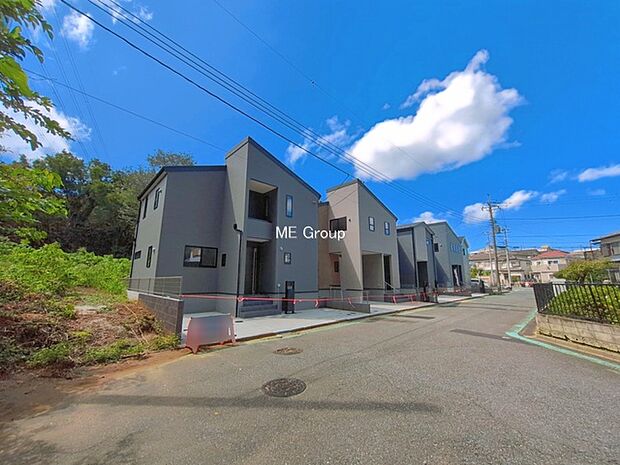 ~Exterior~ 前面道路:北東 5.9m 公道 前面道路は閑静な住宅地をはしる車通りの少ない道路。駐車の出し入れもらくらくです!ご不明点・現地見学のご希望は、お気軽にお問い合わせください!