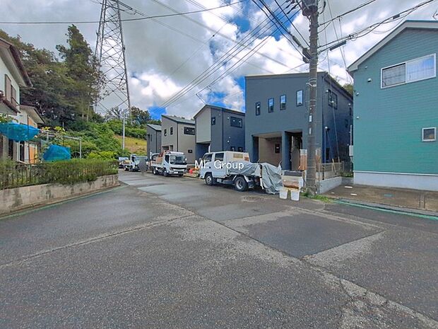 ~Exterior~ 前面道路:北東 5.9m 公道 前面道路は閑静な住宅地をはしる車通りの少ない道路。駐車の出し入れもらくらくです!ご不明点・現地見学のご希望は、お気軽にお問い合わせください!