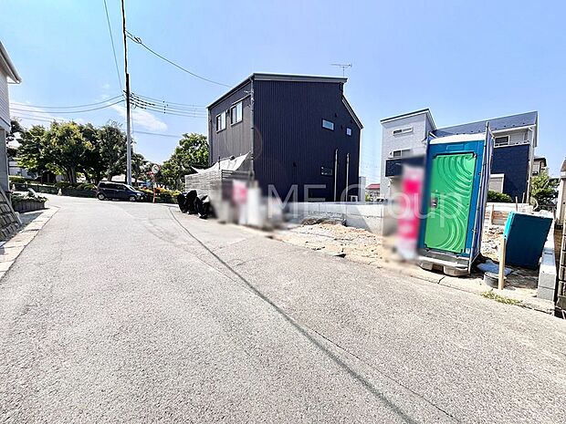 ~Exterior~ 前面道路は閑静な住宅地をはしる車通りの少ない道路。駐車の出し入れもらくらくです!ご不明点・現地見学のご希望は、お気軽にお問い合わせください!