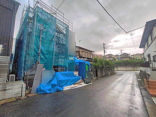 ~Exterior~ 前面道路は閑静な住宅地をはしる車通りの少ない道路。駐車の出し入れもらくらくです!ご不明点・現地見学のご希望は、お気軽にお問い合わせください!