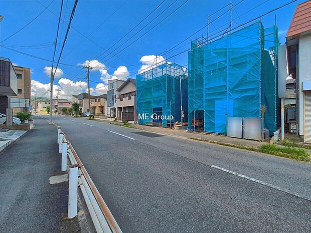~Exterior~ 前面道路:南東 11.1m 公道 前面道路は閑静な住宅地をはしる車通りの少ない道路。駐車の出し入れもらくらくです!ご不明点・現地見学のご希望は、お気軽にお問い合わせください!