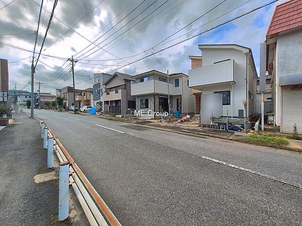 ~Exterior~ 前面道路:南東 11.1m 公道 前面道路は閑静な住宅地をはしる車通りの少ない道路。駐車の出し入れもらくらくです!ご不明点・現地見学のご希望は、お気軽にお問い合わせください!