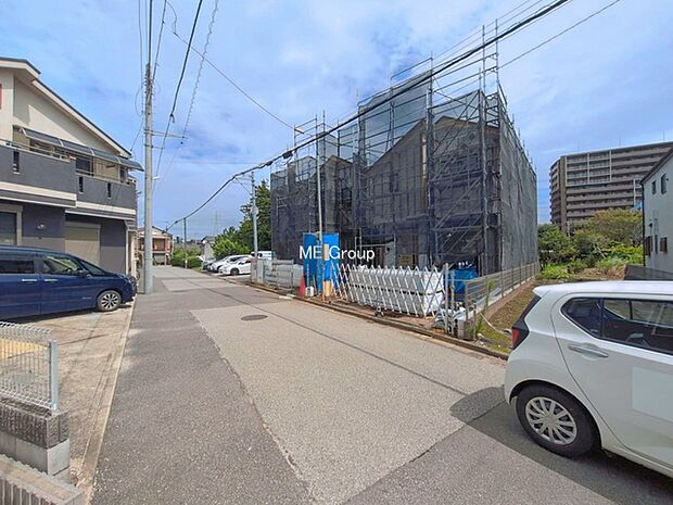 ~Exterior~ 前面道路:西 5.46m 公道 前面道路は閑静な住宅地をはしる車通りの少ない道路。駐車の出し入れもらくらくです!ご不明点・現地見学のご希望は、お気軽にお問い合わせください!