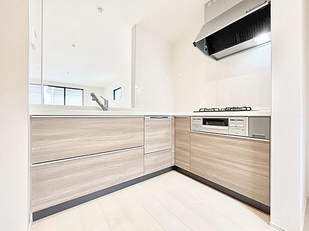◆2号棟◆～Kitchen～　動線が短く、手早く作業できるＬ型キッチン。コーナーにスパイス類を置いてスッキリと♪ゆったりとしたキッチンコーナーは質感豊かな仕上がりとなっております。  